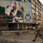 Un hombre pasa frente a un cartel electoral del presidente afgano Hamid Karzai en Kabul, Afganistán.