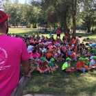 Un grupo de niños disfrutan de una clase con su monitor en el campamento urbano de Armunia. DL
