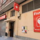 El exterior del supermercado Familia, en la calle Mateo Garza, en el centro de Ponferrada.