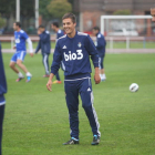 Adán Gurdiel (c), en el trabajo de ayer en el Colomán Trabado.