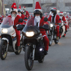 La ruta de la primera ‘Papanoelada’ motera vistió ayer las calles de León de Navidad. JESÚS F. SALVADORES