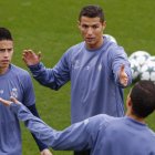 James, Cristiano y Pepe, de espalda, durante el entrenamiento de ayer en Valdebebas. PACO CAMPOS