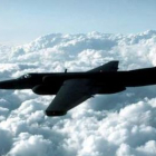 Avión espía estadounidense U-2 sobrevolando un lugar desconocido.