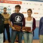 David y Lucía posan con los trofeos que les acreditan como terceros en la clasificación general.