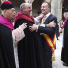 Fernando Salguero y Mario González se funden en un abrazo en presencia de otros miembros del cabildo, al finalizar el acto de Las Cantaderas. JESÚS F. SALVADORES