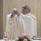 El papa Francisco ofrece una misa.