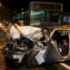 Un coche chocó frontalmente con un autobús en las inmediaciones de Azadinos