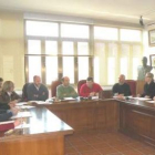 La edil socialista Elvira García Santos (izquierda) tomó posesión de su cargo en la sesión de ayer