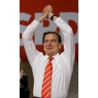 El canciller Schröder saluda a los simpatizantes al terminar el congreso