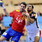 Chema Rodríguez intenta avanzar presionado por el egipcio Mustafa Hussein.
