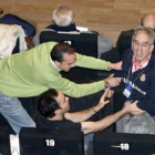 Ramón Calderón se cubre la cara en uno de los muchos momentos de tensión en la asamblea del Madrid