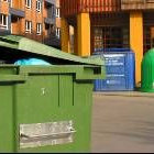 Una imagen de archivo de contenedores de basura, vidrio y cartón en una céntrica plaza de La Bañeza