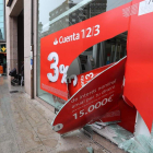 Estado de la fachada del Banco de Santader en Lazúrtegui. L. DE LA MATA