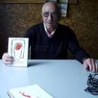 El escritor leonés junto a su libro  «Memorias de la lucha antifranquista» el pasado mes de junio