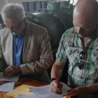 Arsenio Terrón (izquierda), del Museo de la Energía, ayer en la firma del convenio con Pablo Linares.