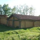 Corrales para el ganado construidos de adobe en la localidad de Valdavida.