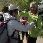 El televisivo aventurero leonés conversa con unos peregrinos a su paso por León