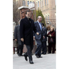 Rajoy, junto a Rafael Spottorno, a su llegada a la clínica.