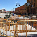 Las brigadas de obras del Ayuntamiento trabajan estos días en las baldosas de la plaza de Regla.