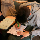 Unos alumnos hacen un examen en Barcelona, en marzo pasado.