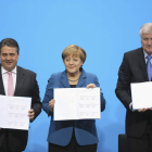 Sigmar Gabriel (SPD), Angela Merkel (CDU) y Horst Seehofer (CSU), tras firmar el acuerdo.