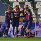 El centrocampista neerlandés del FC Barcelona Frenkie de Jong (2i) celebra su gol, primero del equipo ante la Real Sociedad. RAFA ALCAIDE