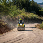 Operarios de la Concejalía trabajaban en un tramo en pendiente del camino. DL