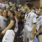 Toda la plantilla se dio un baño de masas tras acabar el partido. JESÚS F. S.