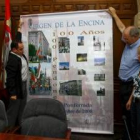 Cartel anunciador del desfile presentado por el Rectorado de La Encina y la edil María Crespo