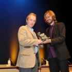 Rafael Saravia entrega a Martin Amis el premio Leteo en el 2007 .