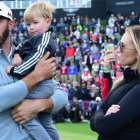 Dustin Johnson, con su hija Tatum y su mujer, Paulina Gretzky.