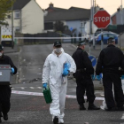 La policía examina el lugar donde asesinaron a la periodista Lyra McKee en Irlanda del Norte.