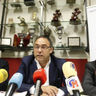 Adolfo López, Felipe Llamazares y Juan Luis Díez, con varios futbolistas detrás, durante una rueda de prensa en el Reino de León