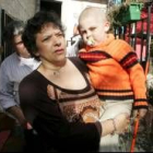 Toñín, en brazos de su madre, volverá a recibir muestras de solidaridad