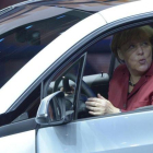 La cancillera Angela Merkel en un coche.