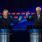 Hillary Clinton y Bernie Sanders, ayer en Flint, durante un momento del debate.