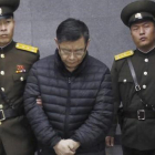 Lim Hyeon-soo, escoltado por dos policías norcoreanos después de conocer la sentencia.