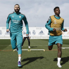 Benzema y Vinicius formarán hoy la pareja de ataque del Madrid ante el Chelsea. ANTONIO VILLALBA