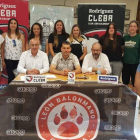 Varias jugadoras del primer equipo arroparon al técnico. CLEBA