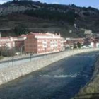 Aspecto que presentaba ayer el Bernesga al paso por La Pola de Gordón