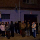 Los vecinos en plena noche, en pie por las antenas.