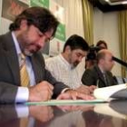 Cristóbal Gabarrón firma el convenio en la sala de juntas del Rectorado de la Universidad de León