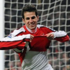 Cesc Fabregas celebra un gol con su equipo, el Arsenal, durante un partido de la Premier.