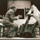 Dos de los protagonistas de la tragicomedia «La Nona»