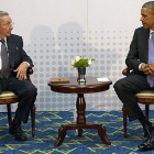 Nueva imagen del encuentro entre Raúl Castro y Barack Obama en la cumbre de Panamá.