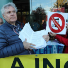 El portavoz de Bierzo Aire Limpio, Luis Fernández Canedo, muestra las alegaciones a las puertas de las oficinas de la Junta. L. DE LA MATA