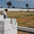 Obreros y jardineros se afanaban ayer en las tareas de construcción del campamento turístico