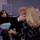 Jean-Claude Juncker vuelve a sorprender con su actitud.