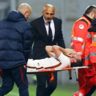 Los camilleros retiran a Alessandro Florenzi mientras su entrenador, Luciano Spalletti, se interesa por él.