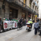 Activistas de la PAH frenan el desahucio de un vecino en Barcelona.